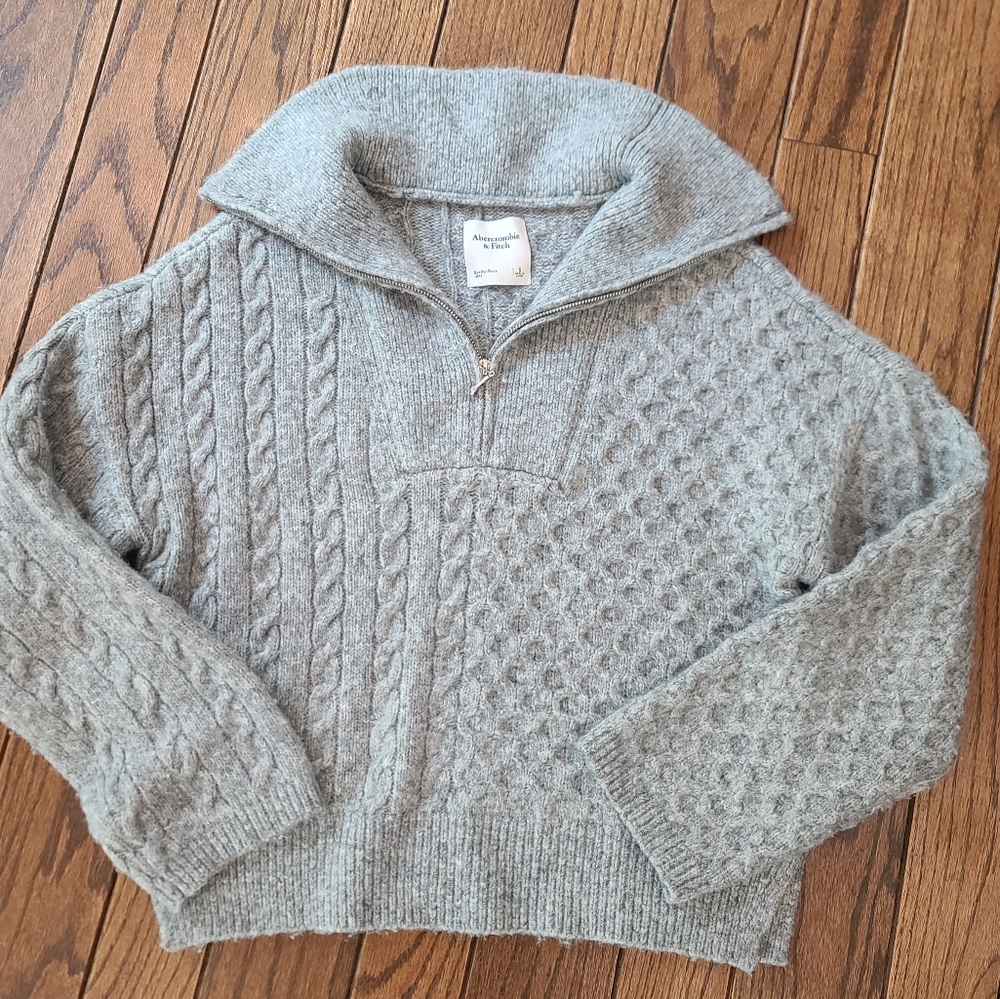 Abercrombie & Fitch Heather Gray Knit Sweater